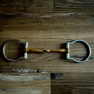 D ring snaffle bit horse